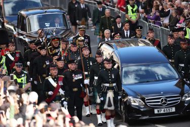 Des milliers de personnes se sont massées le long du Royal Mile, avenue du centre de la capitale écossaise, pour saluer le corbillard, encadré de militaires en kilts.