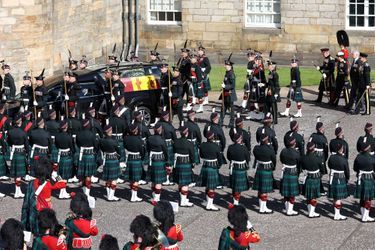 Le régiment royal d'Écosse s'apprêtait à porter le cercueil d'Elizabeth II dans l'enceinte.
