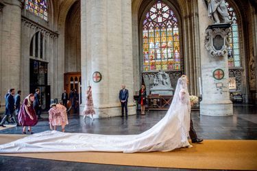 Pour son mariage religieux, la princesse Maria Laura de Belgique portait une robe Vivienne Westwood dotée d'une traîne longue de 4 mètres 