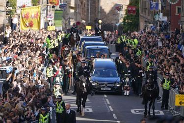 Des milliers de personnes se sont massées le long du Royal Mile, avenue du centre de la capitale écossaise, pour saluer le corbillard, encadré de militaires en kilts.