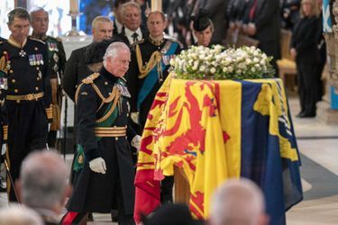 Charles III s'est assis devant le cercueil de sa défunte mère.