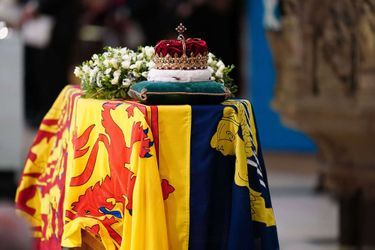 À l'intérieur, le cercueil de la reine a été placé sur le catafalque. Selon la BBC, il est fait de chêne anglais et est doublé de plomb.