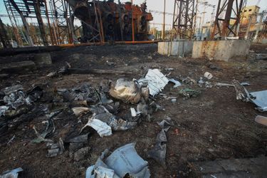 Des restes d'un missile de croisière russe sont vus dans l'enceinte d'une sous-station électrique fortement endommagée à Kharkiv, le 12 septembre.
