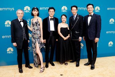 «Squid Game» avec Park Hae Soo, Lee Jung Jae, Kim Ji Yeon, Huang Dong Hyuk, Jung Ho Yeon et Oh Young Soo rafle six prix aux Emmy Awards, à Los Angeles, le 12 septembre 2022. 