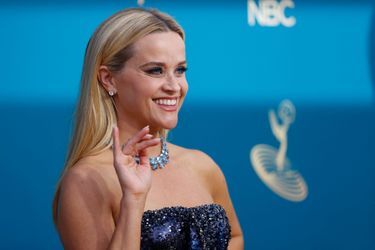 Reese Whiterspoon illumine le tapis rouge des Emmy Awards, à Los Angeles, le 12 septembre 2022.<br />
