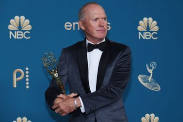 Michael Keaton et son trophée de meilleur acteur Limited Series pour «Dopesick», à Los Angeles, le 12 septembre 2022. 