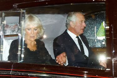 Le roi Charles III et son épouse Camille sont en route pour Buckingham Palace.