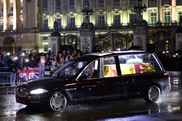 Le convoi funèbre devant Buckingham Palace