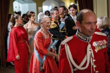 La reine Margrethe II de Danemark suivie des princesses Isabella et Mary, au Théâtre royal à Copenhague le 10 septembre 2022