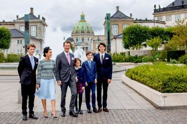 La princesse Marie et le prince Joachim de Danemark avec les princes Felix, Henrik et Nikolai et la princesse Athena, à Copenhague le 11 septembre 2022 