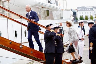 Le roi Carl XVI Gustaf et la reine Silvia de Suède embarquent sur le Dannebrog à Copenhague, le 11 septembre 2022 