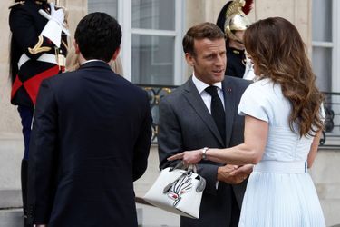 Emmanuel Macron accueille la reine Rania de Jordanie, ici accompagnée de son fils Hussein.