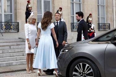 Emmanuel Macron et Brigitte Macron accueillent la reine Rania de Jordanie, ici accompagnée de son fils Hussein.