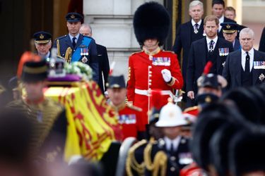 Le prince Harry à droite et le prince William à gauche, le 14 septembre 2022. 
