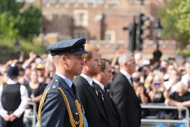 Côte à côte, les deux frères défilent derrière le cercueil de la défunte reine Elizabeth II, le 14 septembre 2022.