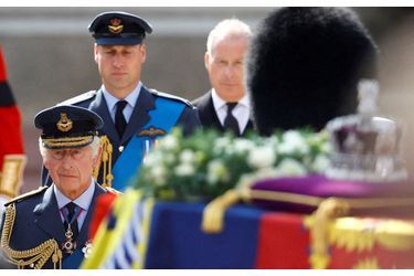 Le roi Charles III et son fils, le prince Harry, derrière le cercueil d'Elizabeth II, le 14 septembre 2022.