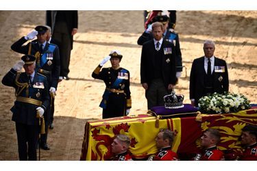 Déchus de leurs titres militaires, le prince Harry et le prince Andrew n'arborent pas l'uniforme.