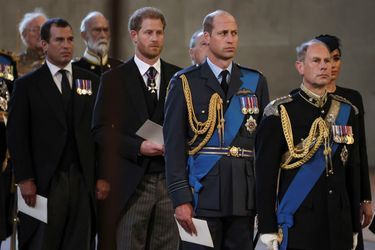 Les princes William et Harry, à Westminster Hall où vient d'arriver le cercueil d'Elizabeth II, le 14 septembre 2022.