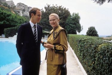 La princesse Grace de Monaco le 5 juin 1982 aux Baux-de-Provence avec son fils le prince Albert 