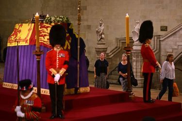 Le cercueil d'Elizabeth II dans le palais de Westminster. 