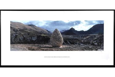 Andy Goldsworthy, Vallée du Vançon, cairn, réserve géologique de Haute-Provence, 2000, photographie