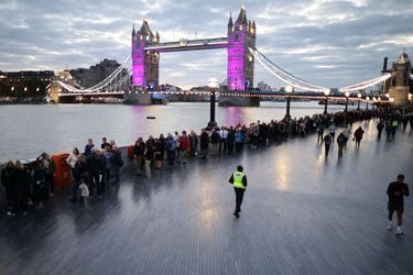 Près de Tower Bridge, la file d’attente pour aller saluer le cercueil de la reine Elizabeth II, le 16 septembre au matin. 