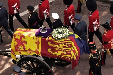 Le cercueil de la reine Elizabeth II recouvert du Royal Standard d’Angleterre, d’Irlande du Nord et du Pays de Galles à Londres, le 14 septembre 2022 