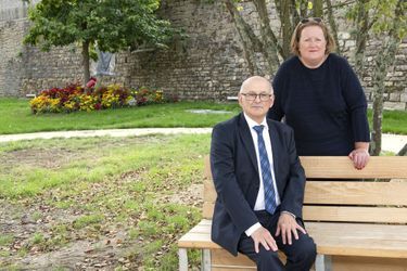 Anne Jouan et Mr Rungis (pseudo) viennent d’écrire un livre «La santé en bande organisée» publié aux éditions Laffont qui sortita le 15 septembre 2022, le 24 aout 2022 à Pont-l’Abbé en Bretagne.