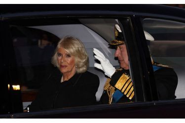 Camilla à ses côtés, Charles salue la foule avant la Veillée des Princes. 