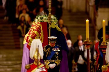 Charles, au pied du cercueil de la Reine, pendant la veillée des Princes, à Westminster Hall.