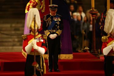 Charles au pied du cercueil de la Reine, pendant la veillée des Princes, à Westminster Hall.
