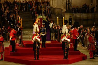 Charles, ses deux frères et sa soeur, au pied du cercueil de la Reine, pendant la veillée des Princes, à Westminster Hall.