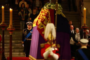 Andrew face au cercueil d'Elizabeth II, à Westminster Hall, à la Veillée des Princes. 