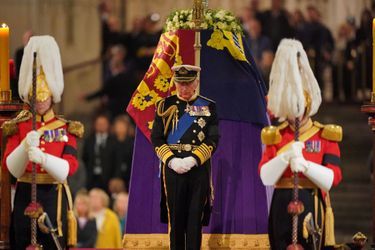 Charles III devant le cercueil de la Reine à la Veillée des Princes à Westminster Hall.
