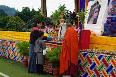 La reine du Bhoutan Jetsun Pema et son fils le prince héritier Jigme Namgyel lors de la cérémonie bouddhiste pour la reine Elizabeth II à Samtse, le 9 septembre 2022