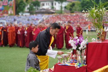 Le roi du Bhoutan Jigme Khesar Namgyel Wangchuck et son fils aîné, le prince héritier Jigme Namgyel, lors de la cérémonie bouddhiste pour la reine Elizabeth II à Samtse, le 9 septembre 2022