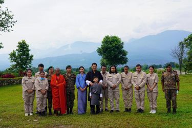 Le roi du Bhoutan Jigme Khesar Namgyel Wangchuck,  la reine Jetsun Pema et leur fils aîné, le prince héritier Jigme Namgyel, à Jamtsholing, le 12 septembre 2022