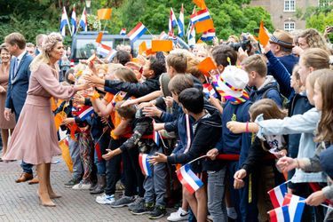 Bain de foule avec des jeunes pour la reine Maxima des Pays-Bas en visite provinciale dans le Peel, à Helmond le 15 septembre 2022