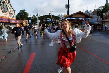 Dès l'ouverture de la 187e édition d'Oktoberfest après deux ans d'absence, les fêtards et les fêtardes prennent se ruent vers la Theresienwiese, la vaste place où est organisée l'évènement.