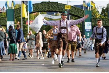Dès l'ouverture de la 187e édition d'Oktoberfest après deux ans d'absence, les fêtards et les fêtardes prennent se ruent vers la Theresienwiese, la vaste place où est organisée l'évènement.