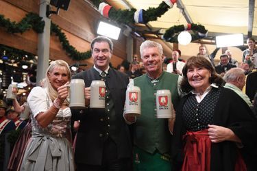 Comme le veut la tradition, le maire de Munich, Dieter Reiter, à droite, a donné le coup d'envoi des festivités en perçant à coup de marteau le premier fût de bière, offrant la première chope au chef de l'Etat régional de Bavière, Markus Söder, à gauche.
