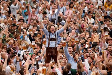 La Fête de la Bière, ou "Oktoberfest", réunit en temps normal plus de 5 millions de personnes, dont un tiers en provenance de l'étranger, d'Asie en particulier.