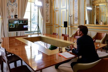 Ici, en avril 2022, Emmanuel Macron est dans le Salon vert (avant restauration) pour une visioconférence autour de la guerre en Ukraine