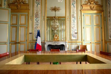 Le Salon vert jouxte le Salon doré (derrière les portes), bureau officiel du président de la République, rénové lui en 2020 . 