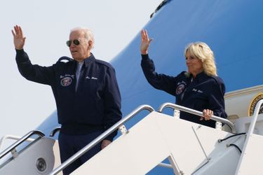 Joe et Jill Biden, blousons "Air Force One" sur le dos, s'apprêtent à prendre le départ pour Londres, samedi 17 septembre.