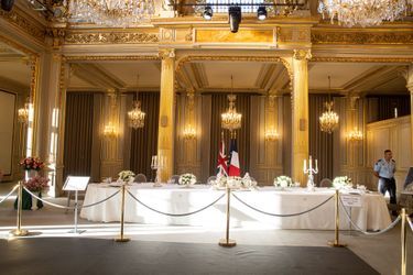 La table dressée en l'honneur de la reine Elizabeth II, lors de sa visite d'État, en 2004, a été reproduite à l'identique dans le grand salon.