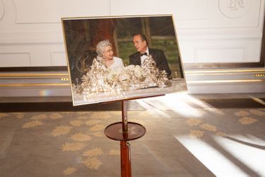 Une photo souvenir - nostalgie pour les 2 chefs d'État disparus - est exposée à côté de la table.