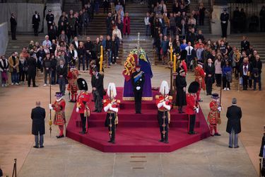 La veillée des petits-enfants de la reine a eu lieu samedi soir. William, Harry, Zara Tindall, Peter Philips, Beatrice, Eugenie, Lady Louise Windsor et le vicomte Severn ont rendu un nouvel hommage à la souveraine morte à 96 ans.