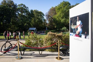Des photos sont exposée dans le jardin. C'est un Emmanuel Macron en tenue de foot qui accueille donc les visiteurs.