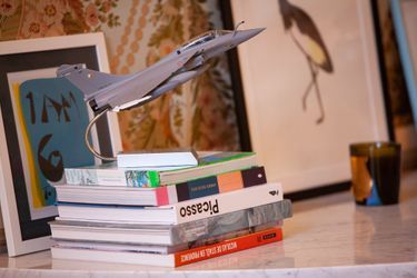 Une maquette de Rafale, joyaux de l'industrie française de l'armement, sert de serre-livres à Brigitte Macron.